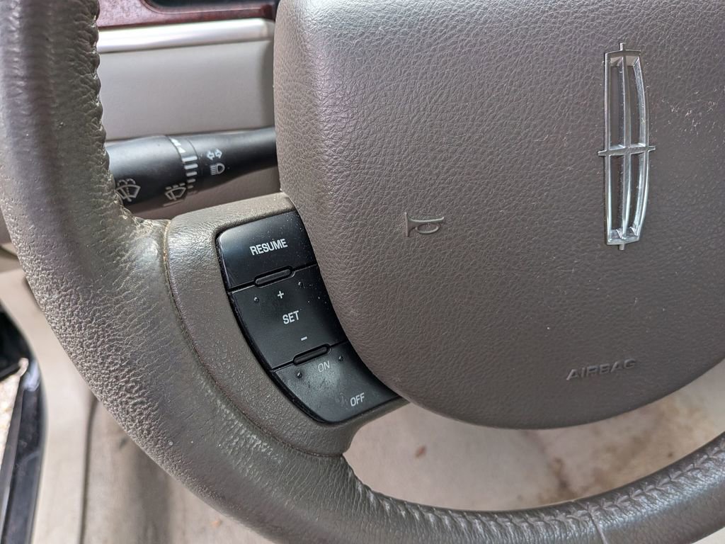 Used 2005 Lincoln Town Car Signature image 15
