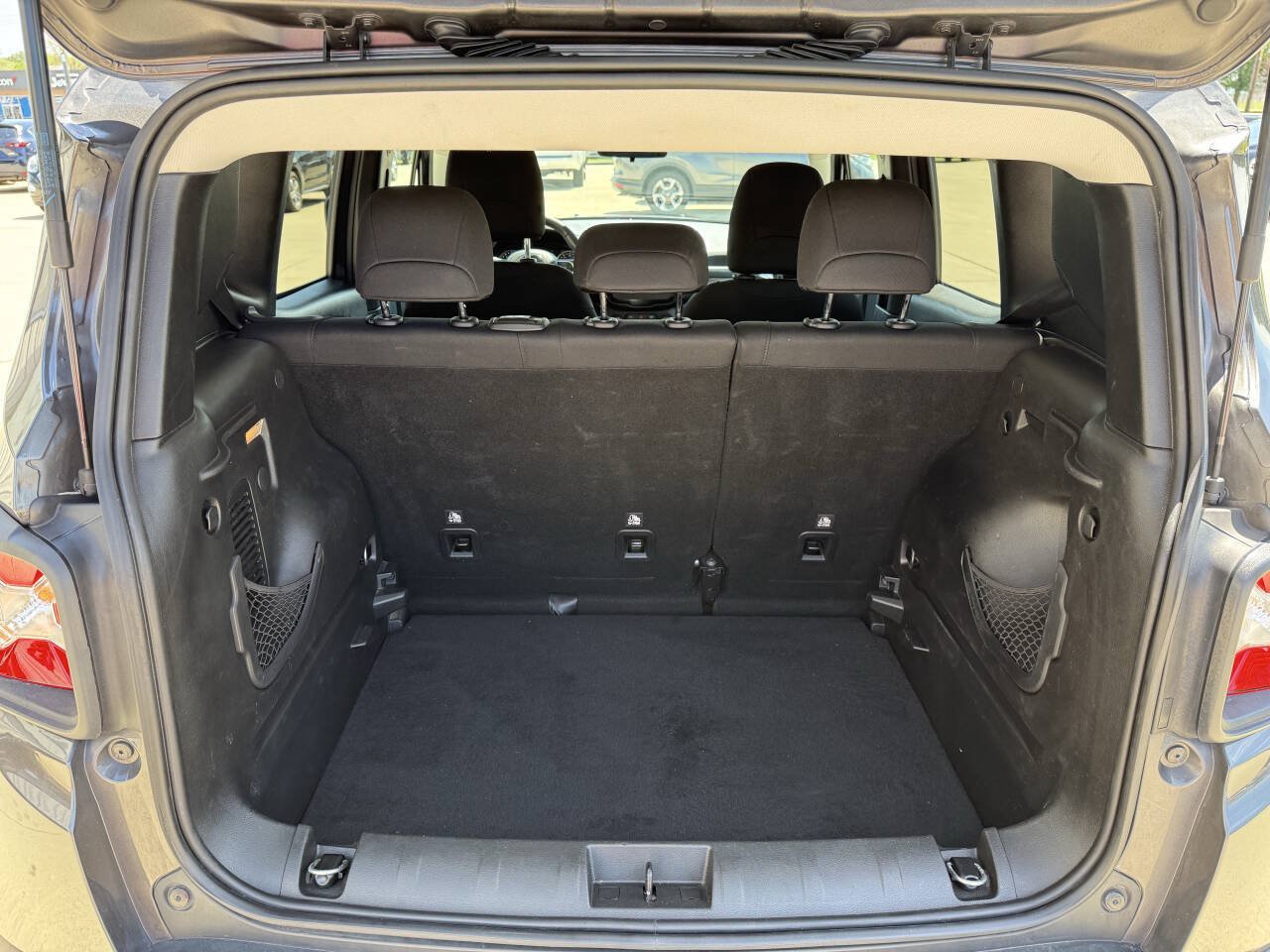 Used 2018 Jeep Renegade Latitude AWD/4WD image 13