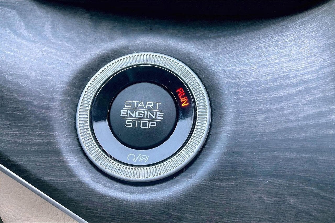 Used 2023 Jeep Grand Cherokee Limited w/ Black Appearance Package image 27