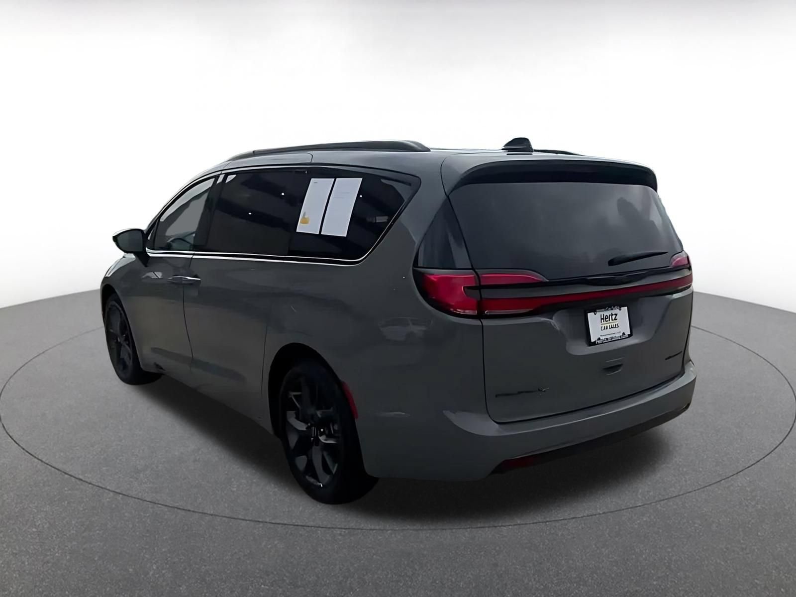 Used 2025 Chrysler Pacifica Limited FWD image 9