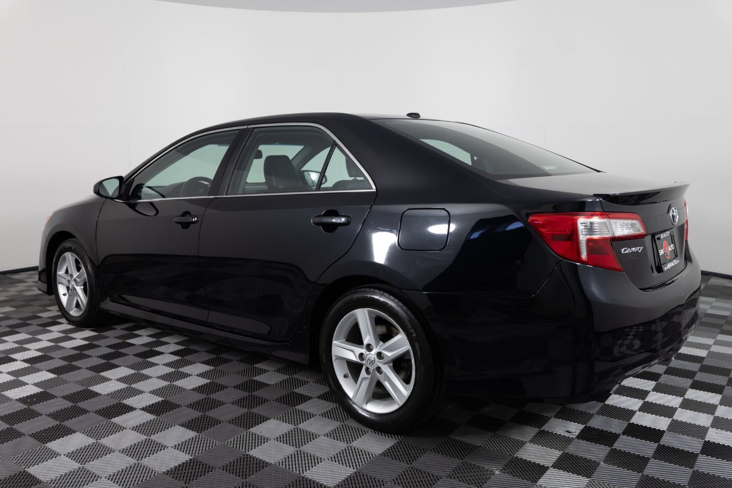 Used 2013 Toyota Camry SE w/ Convenience Pkg FWD image 4