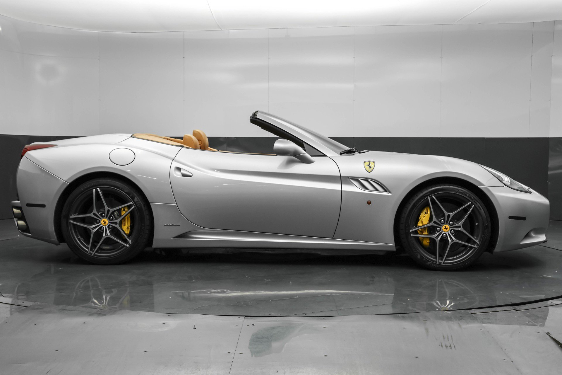 Used 2011 Ferrari California image 3