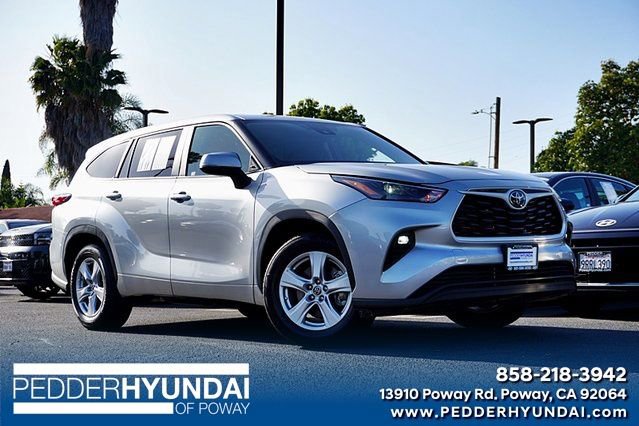 Used 2025 Toyota Highlander LE FWD image 1
