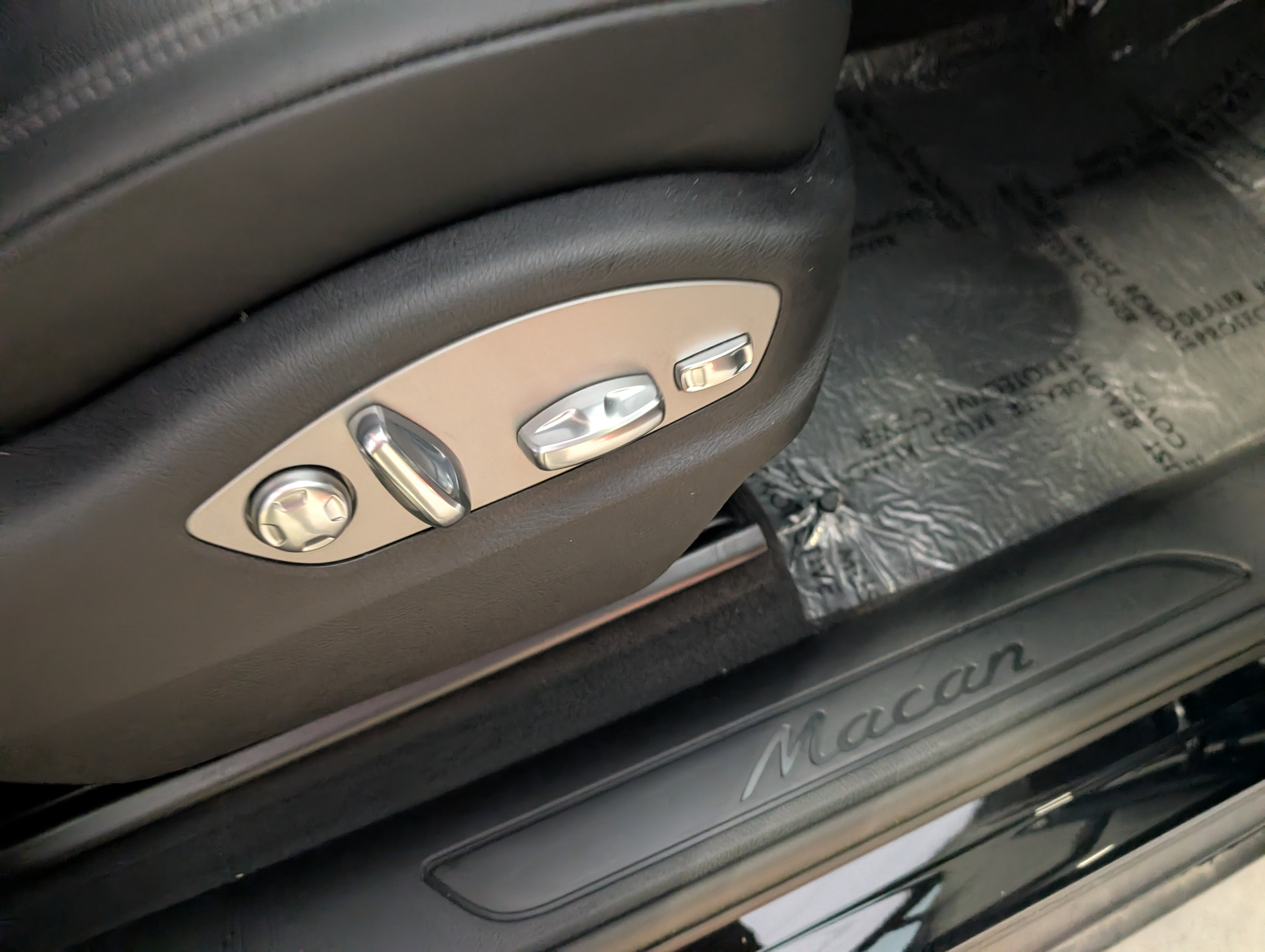 Used 2025 Porsche Macan image 21