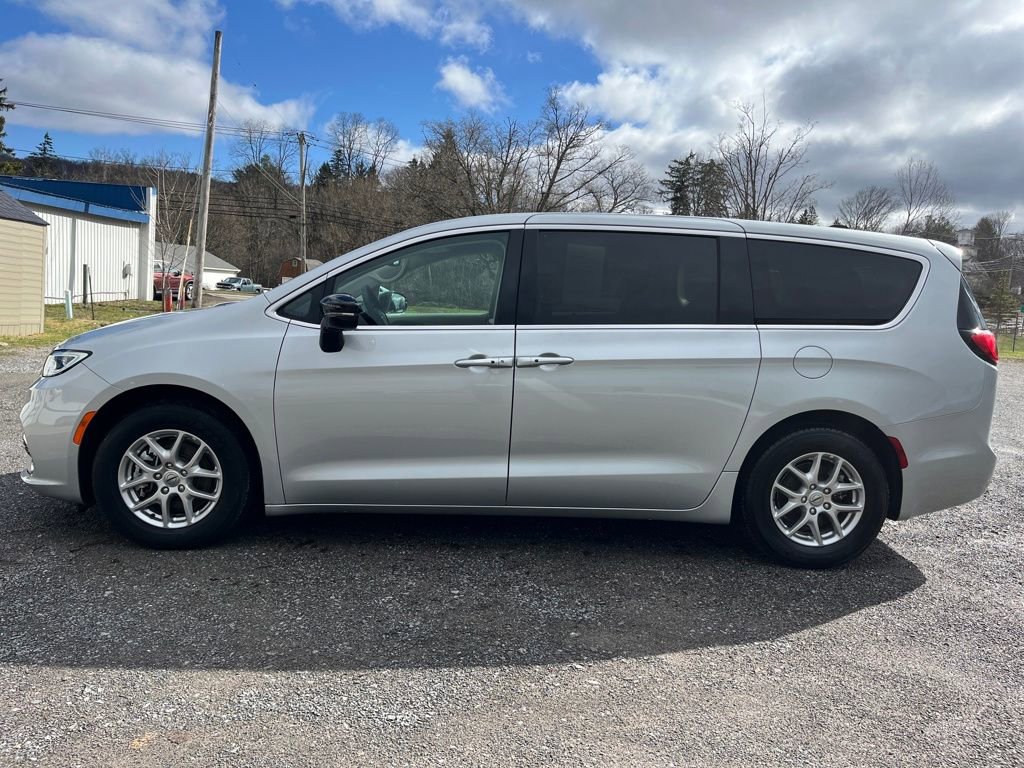 Used 2024 Chrysler Pacifica Touring-L image 10