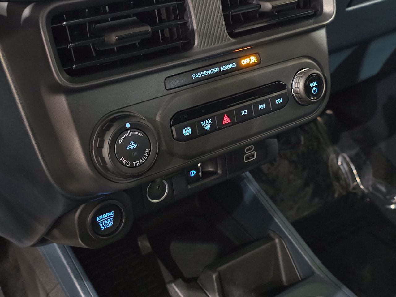New 2025 Ford Maverick Lariat w/ Black Appearance Package AWD/4WD image 28