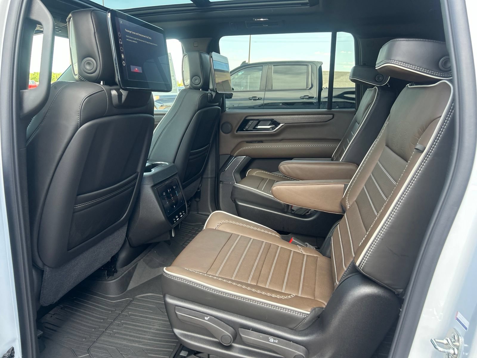New 2026 GMC Yukon XL Denali Ultimate w/ LPO, Floor Liner Package AWD/4WD image 12