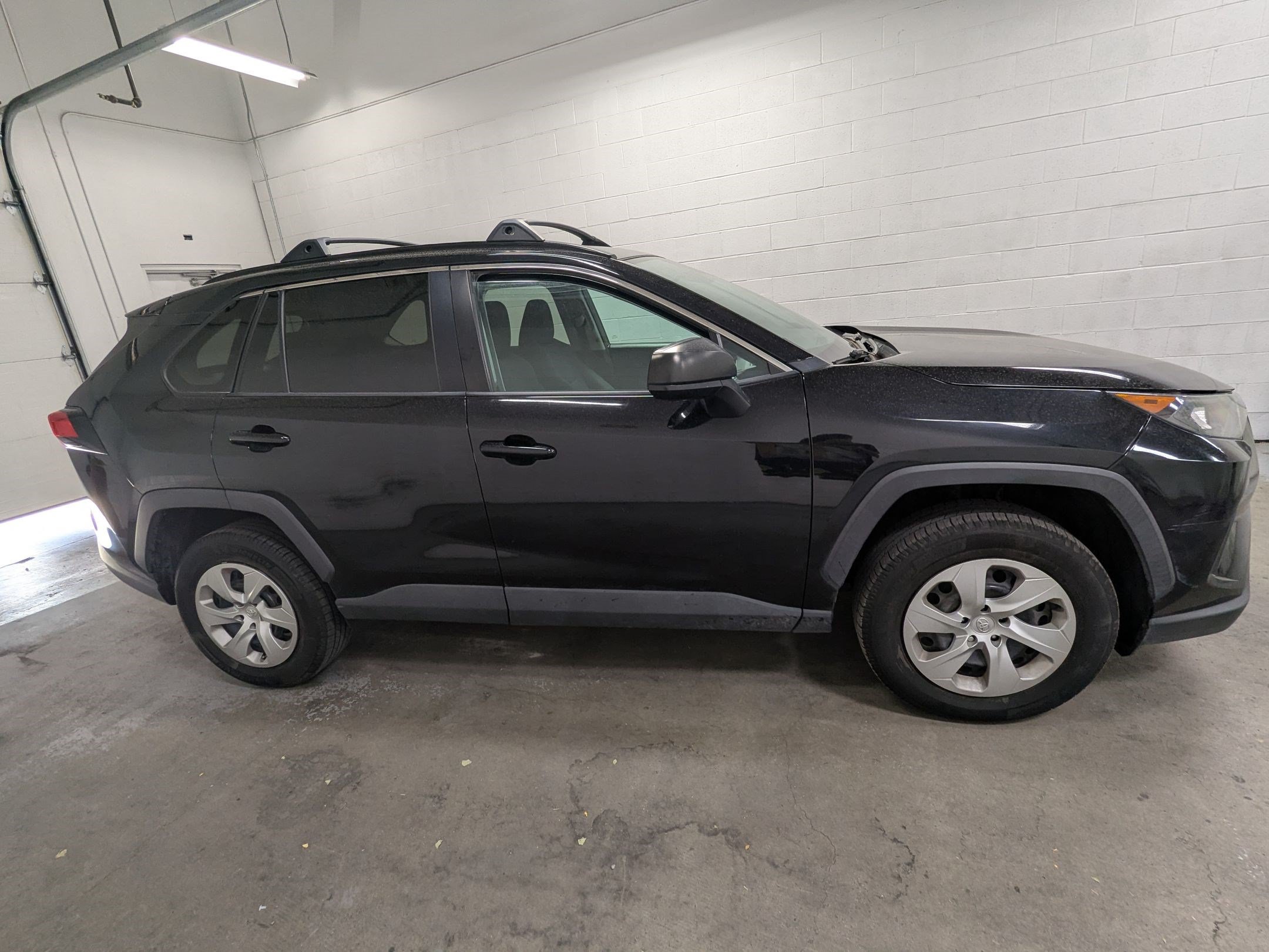 Used 2021 Toyota RAV4 LE FWD image 3