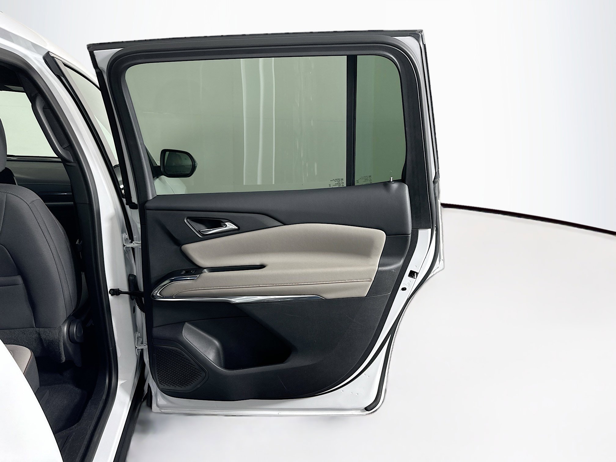 Used 2025 Chevrolet Traverse LT image 32