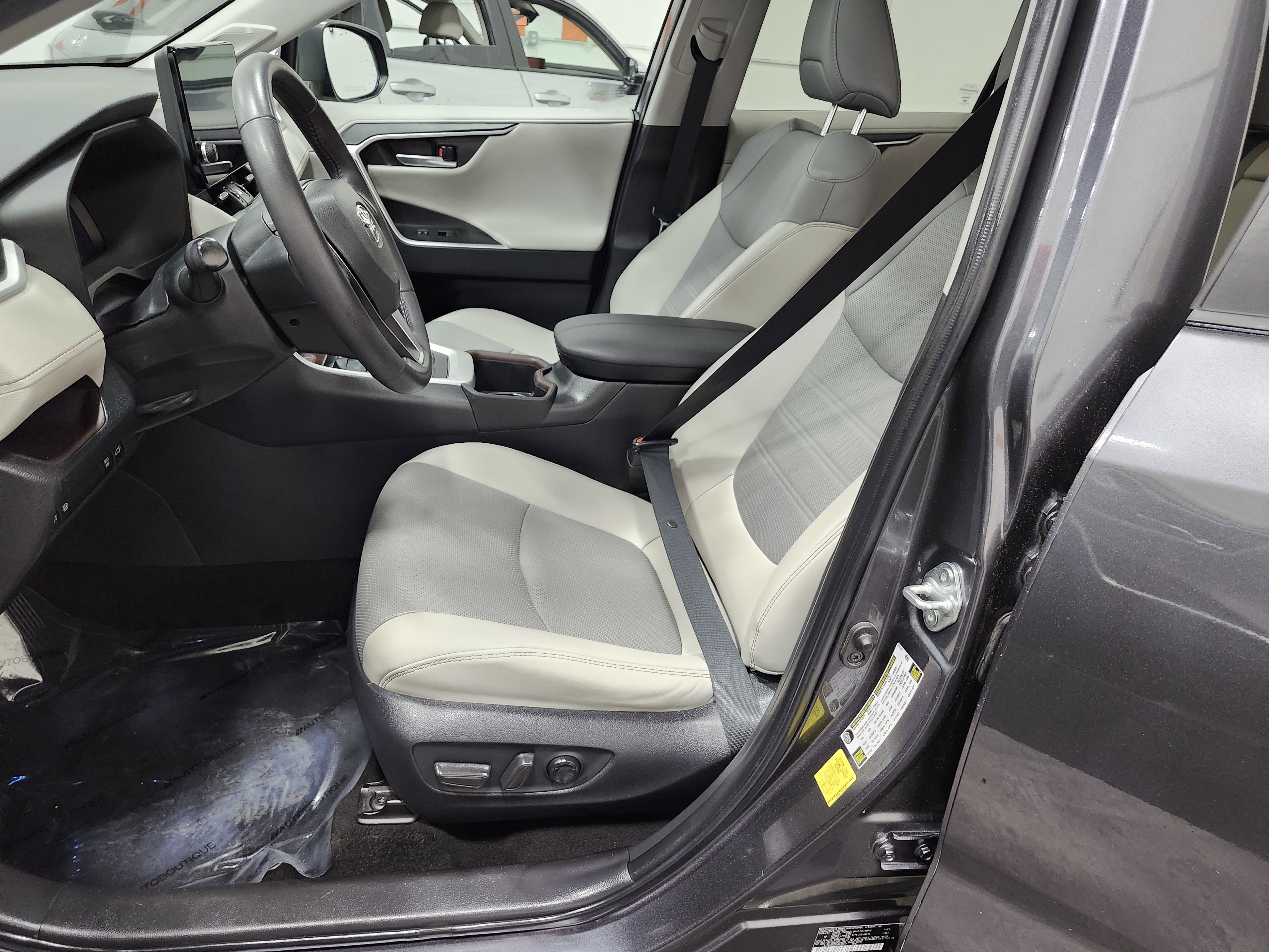 Used 2023 Toyota RAV4 Limited image 25