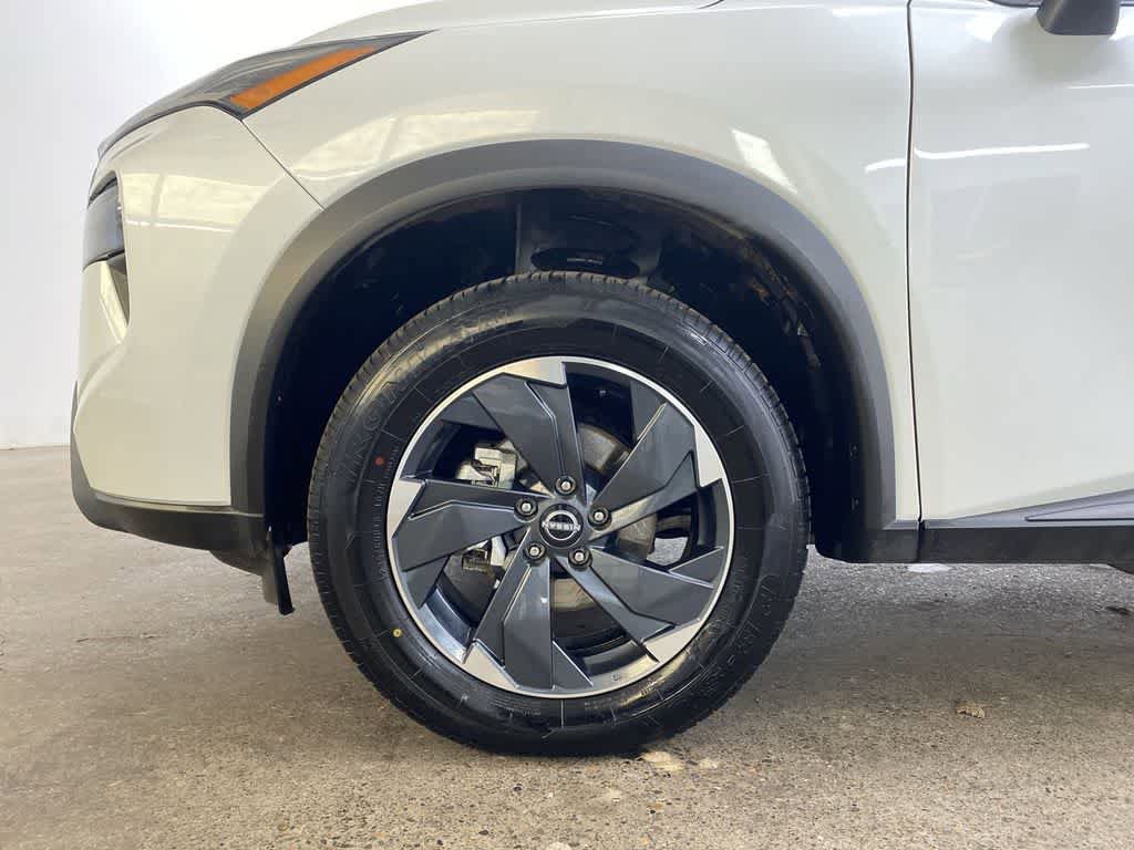 Used 2024 Nissan Rogue SV AWD/4WD image 11