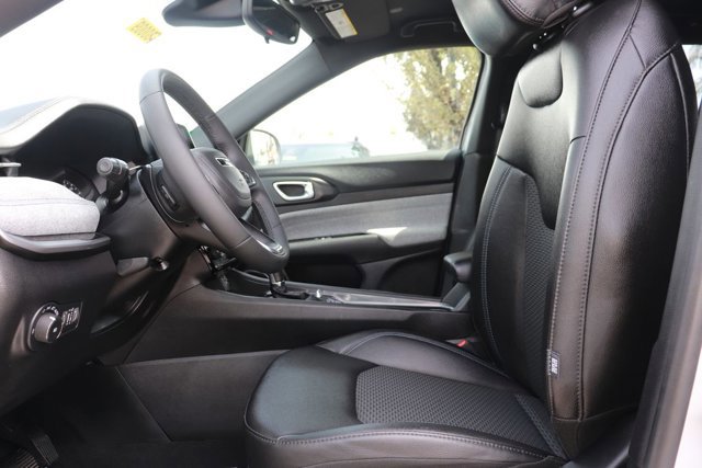 Used 2025 Jeep Compass Latitude image 12