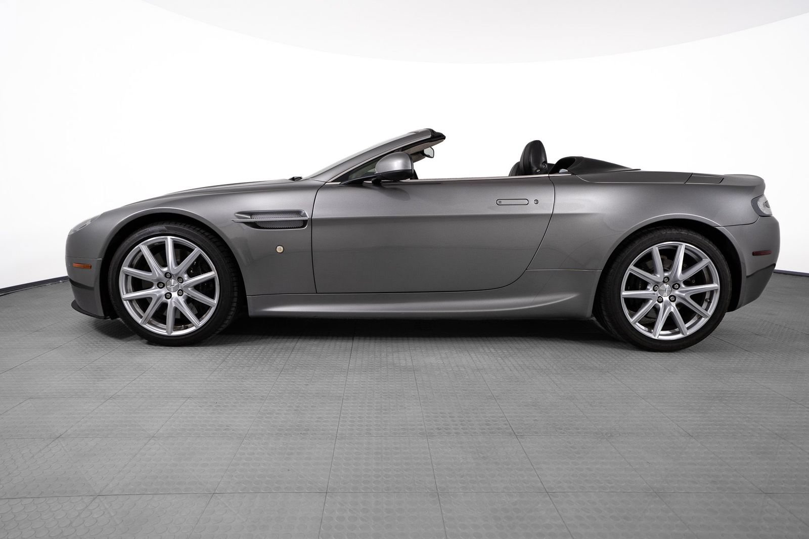 Used 2012 Aston Martin V8 Vantage Roadster RWD image 2