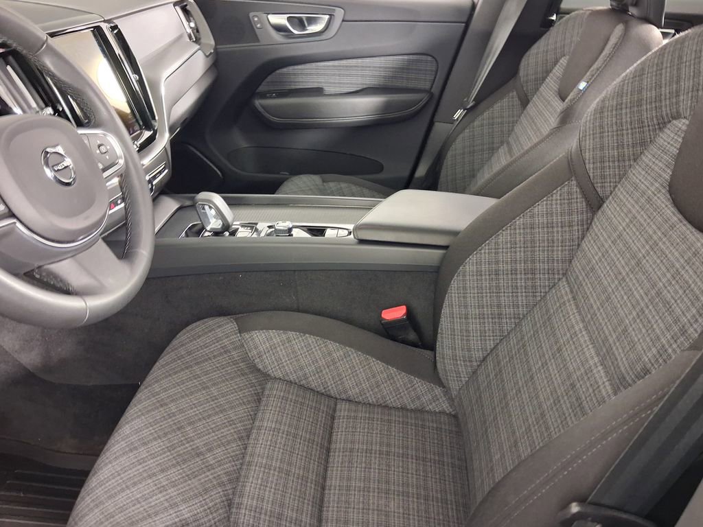 Certified 2023 Volvo XC60 B5 Core AWD/4WD image 19