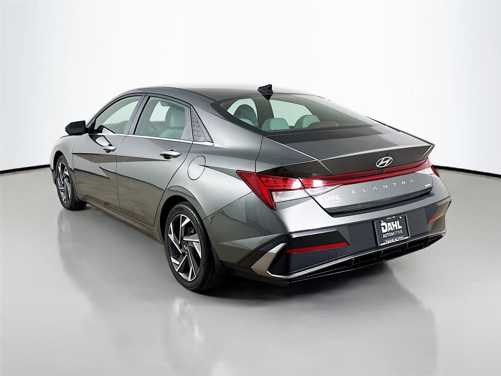 Used 2025 Hyundai Elantra Limited FWD image 10