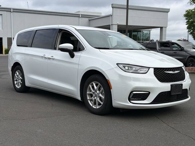Used 2023 Chrysler Pacifica Touring-L FWD image 7