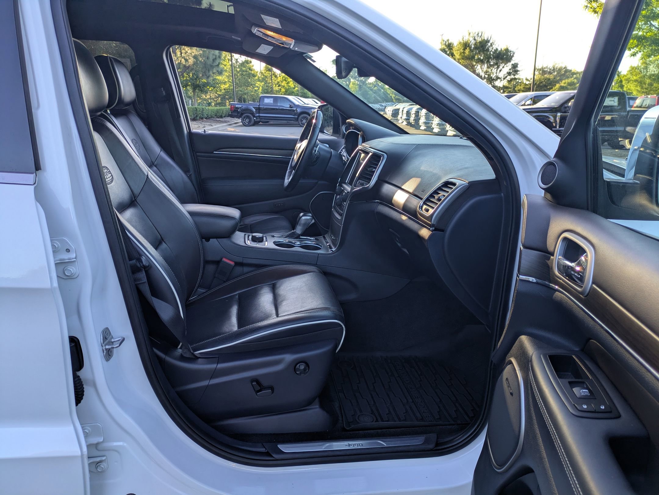 Used 2017 Jeep Grand Cherokee Overland AWD/4WD image 38