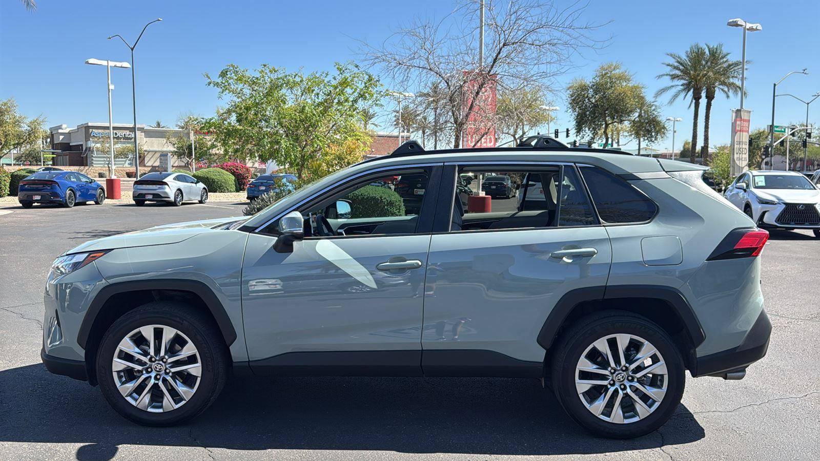 Used 2023 Toyota RAV4 XLE Premium image 4