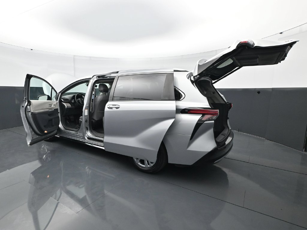 Used 2024 Toyota Sienna Limited AWD/4WD image 33