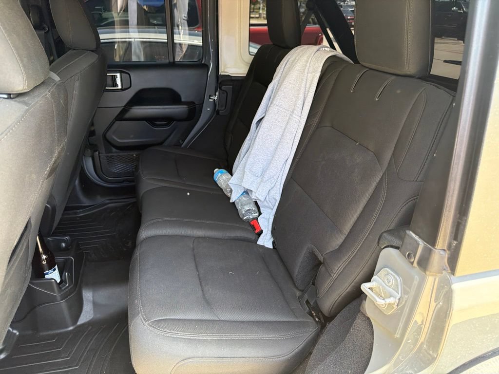 Used 2018 Jeep Wrangler Unlimited Sahara AWD/4WD image 36