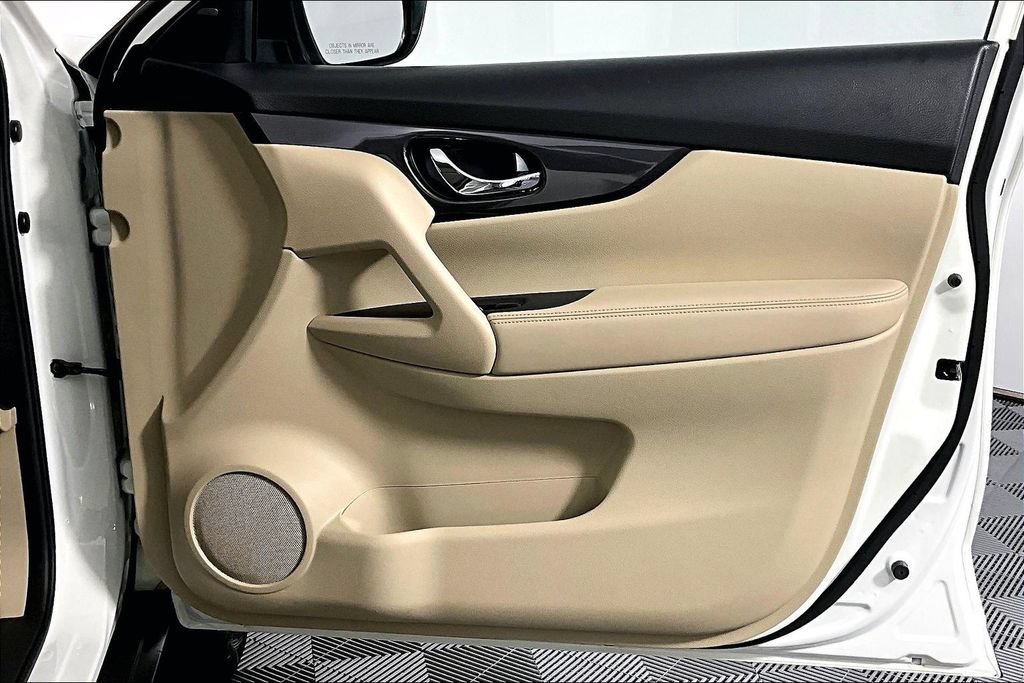 Used 2019 Nissan Rogue SV w/ Premium Package FWD image 24