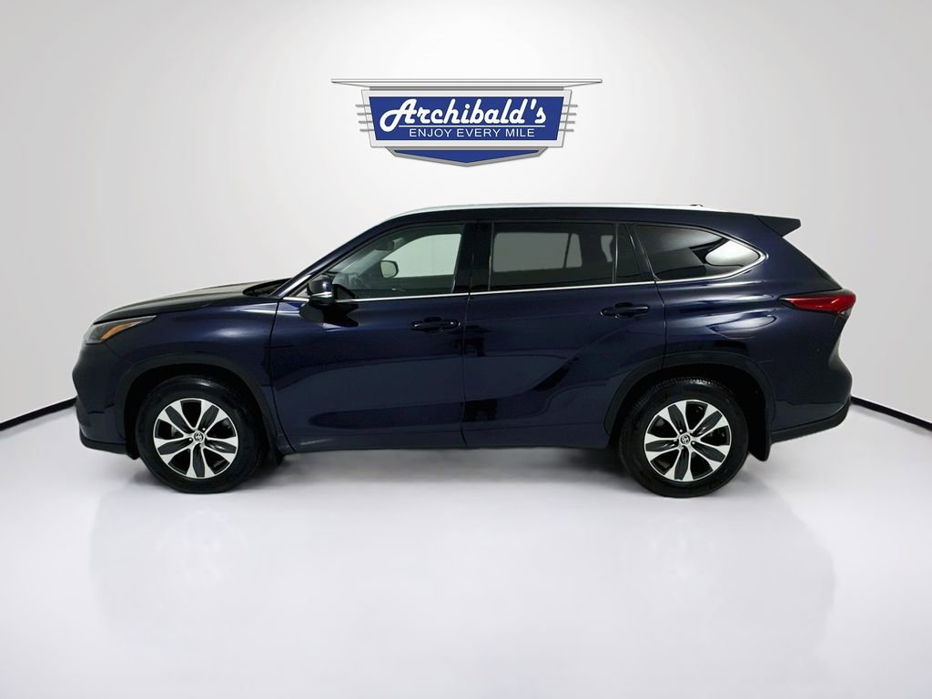 Used 2022 Toyota Highlander XLE AWD/4WD image 4