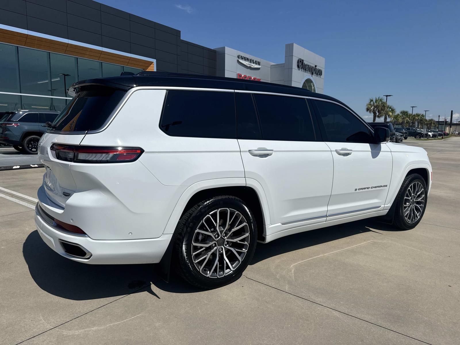 Used 2025 Jeep Grand Cherokee L Summit AWD/4WD image 7