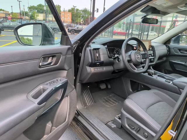 Used 2025 Nissan Pathfinder SV AWD/4WD image 9