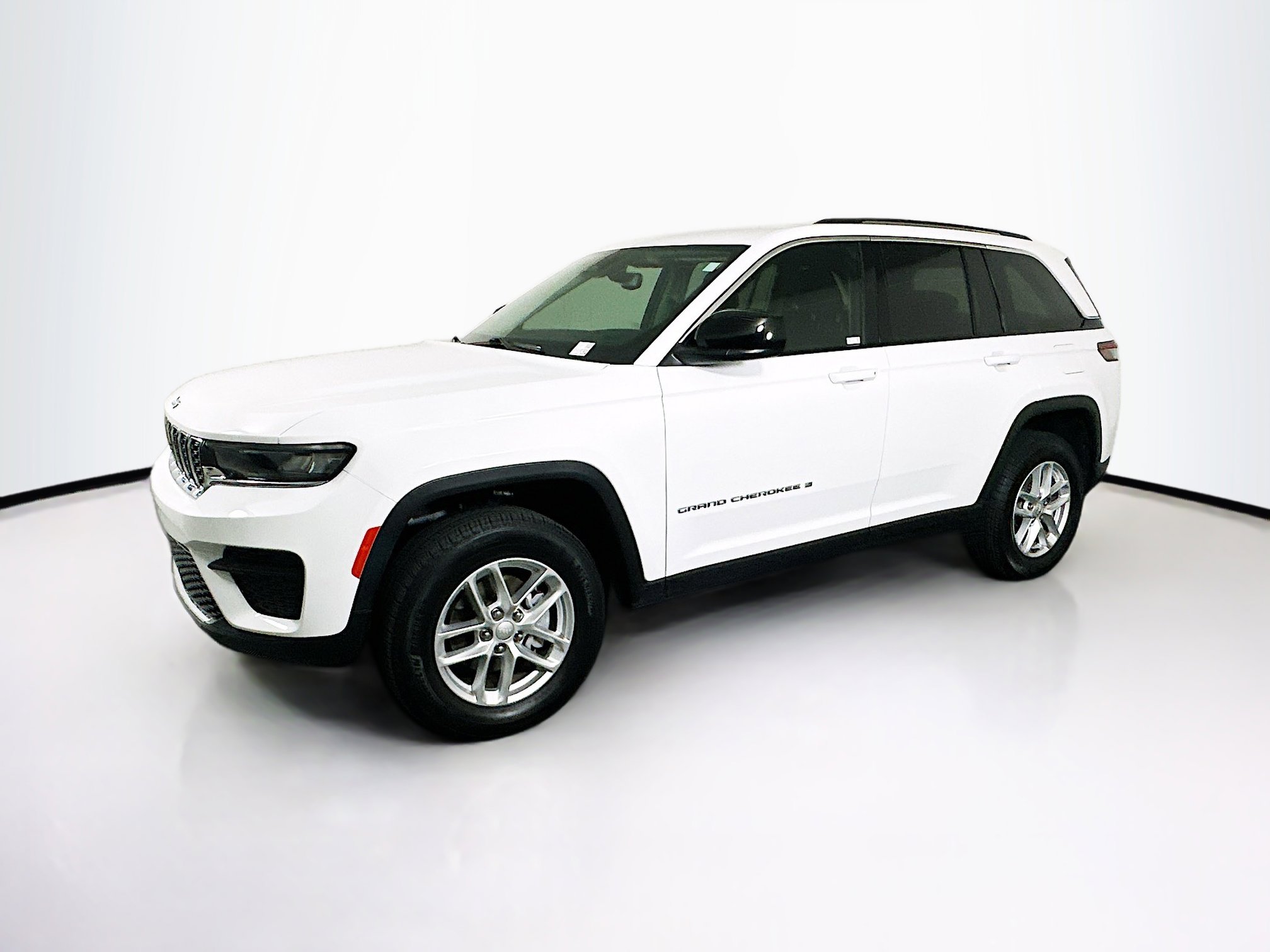 Used 2023 Jeep Grand Cherokee Laredo w/ Trailer Tow Prep Group (B) AWD/4WD image 4