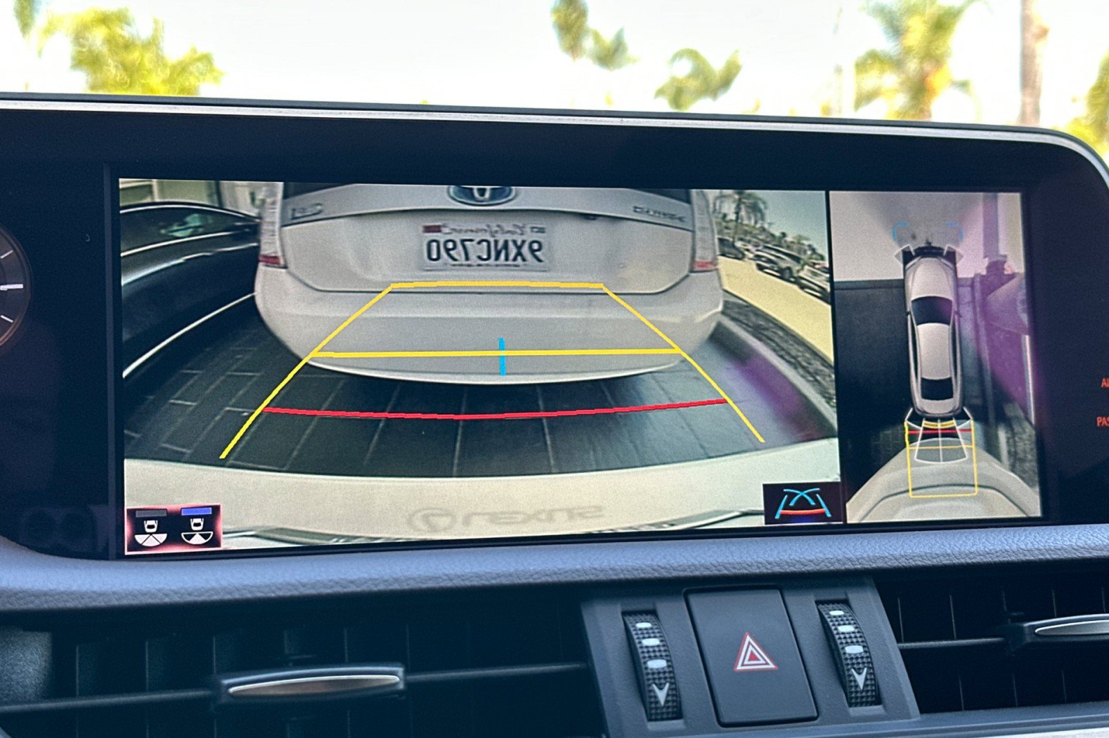 Used 2019 Lexus ES 300h Ultra Luxury w/ Accessory Package 2 FWD image 19