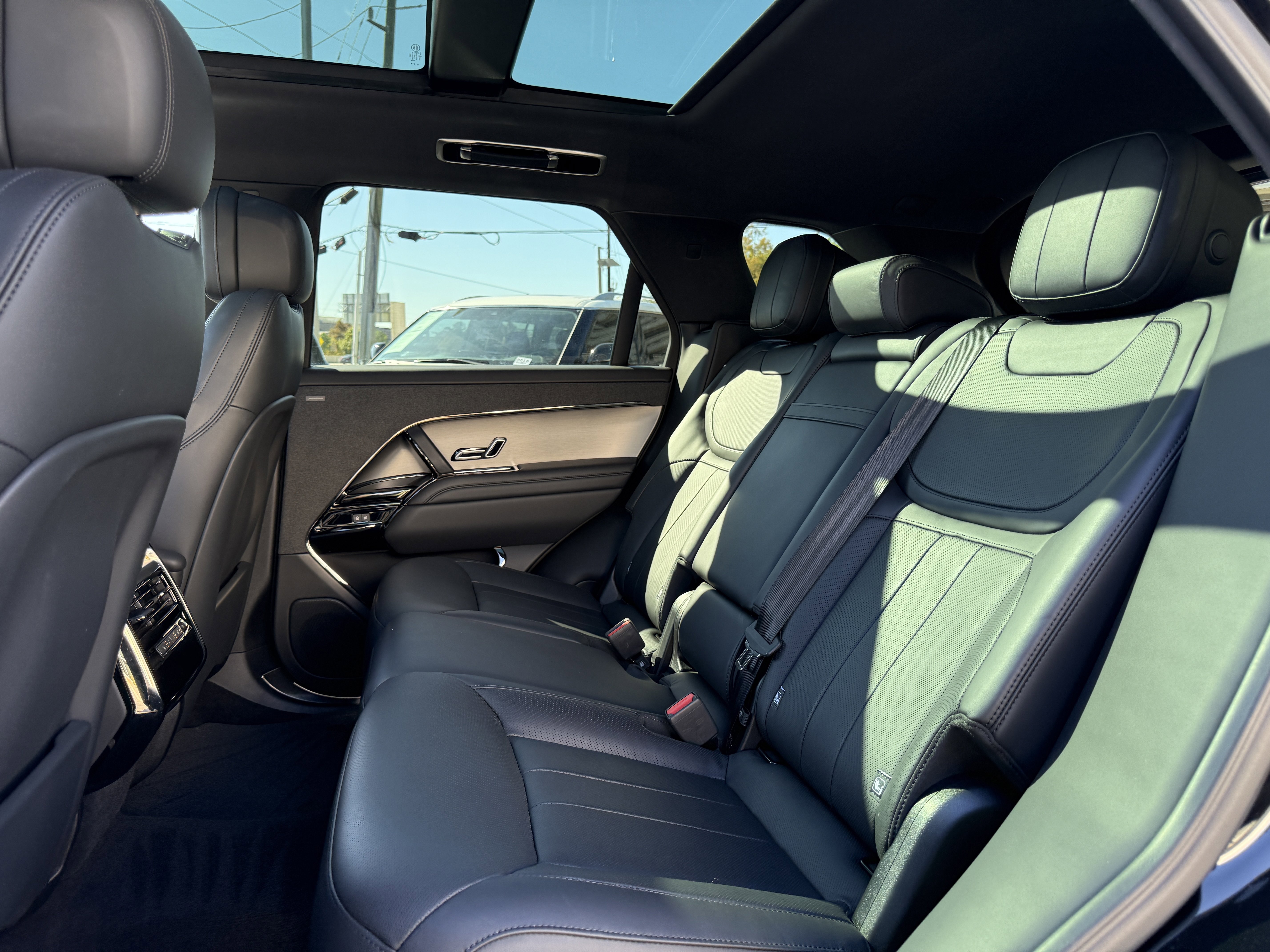 Used 2025 Land Rover Range Rover Sport SE image 16