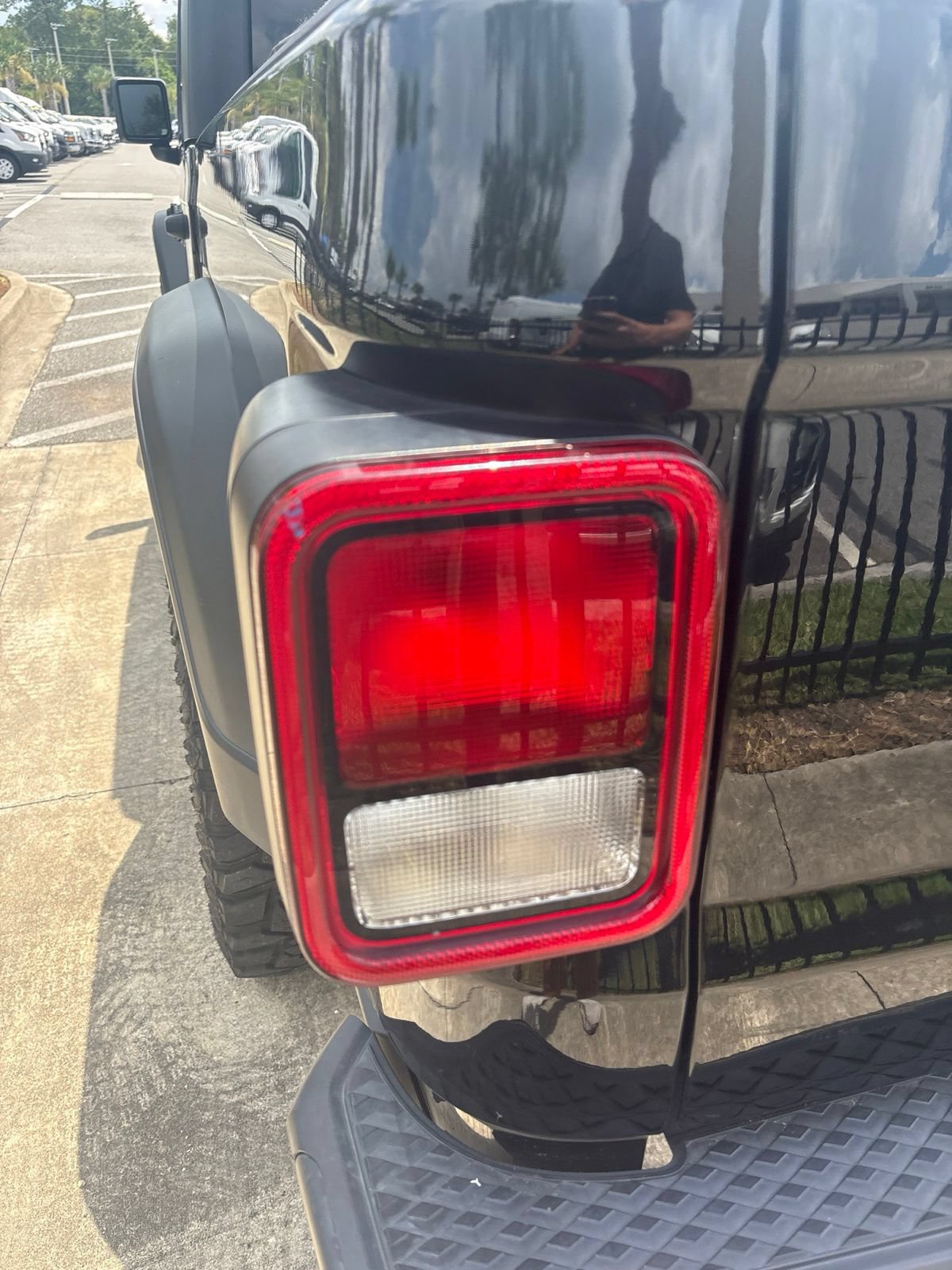 Used 2023 Jeep Gladiator Sport AWD/4WD image 9