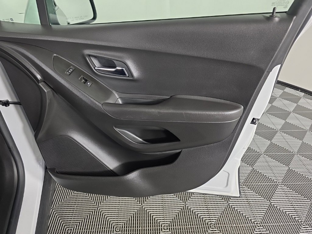 Used 2019 Chevrolet Trax LT w/ LT Convenience Package image 32