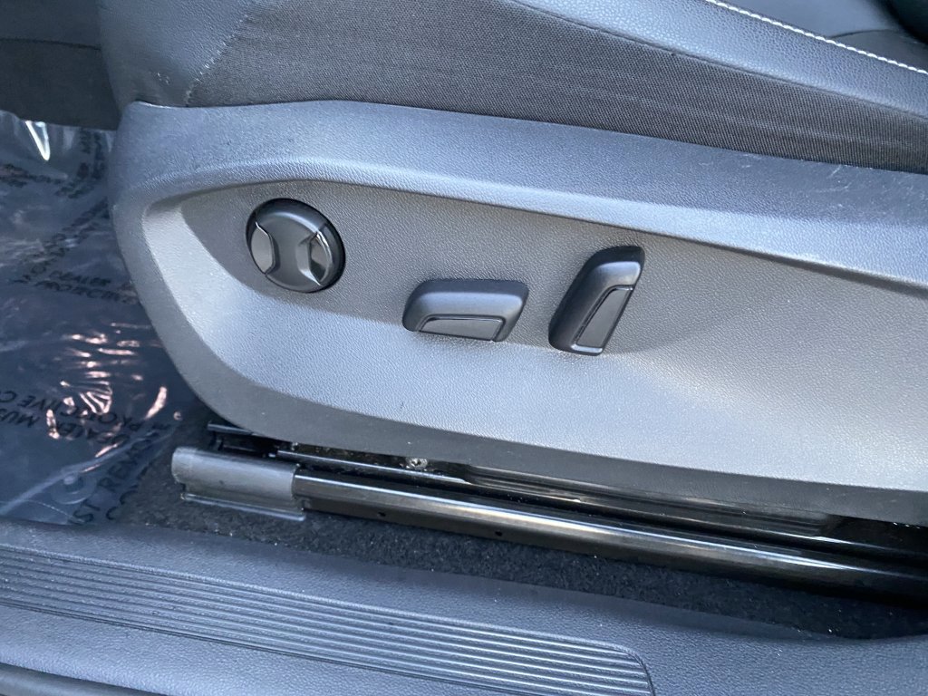 Used 2023 Volkswagen Tiguan SE w/ Panoramic Sunroof Package image 25