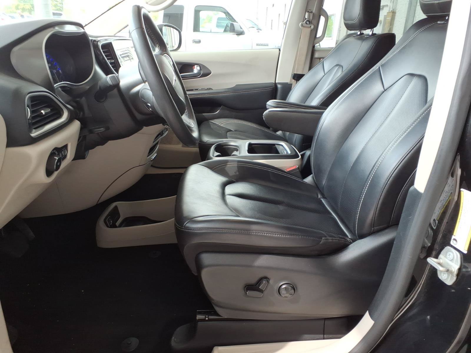Used 2023 Chrysler Pacifica Touring-L FWD image 3