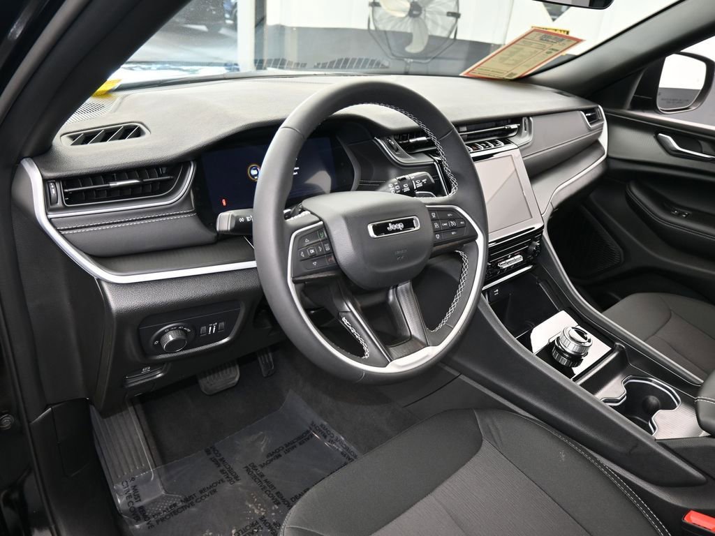 Used 2025 Jeep Grand Cherokee Laredo image 10