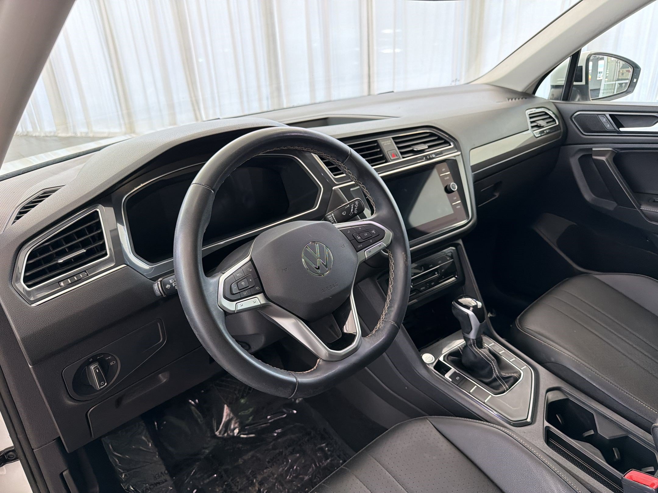 Certified 2023 Volkswagen Tiguan SE w/ Panoramic Sunroof Package FWD image 4