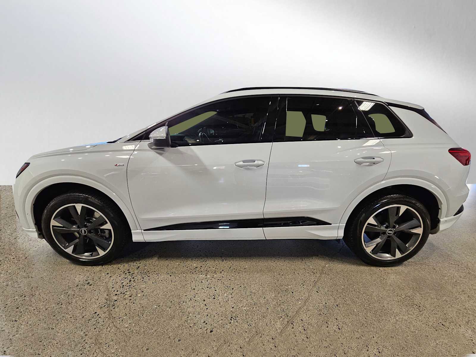 Used 2024 Audi Q4 e-tron Premium Plus image 4