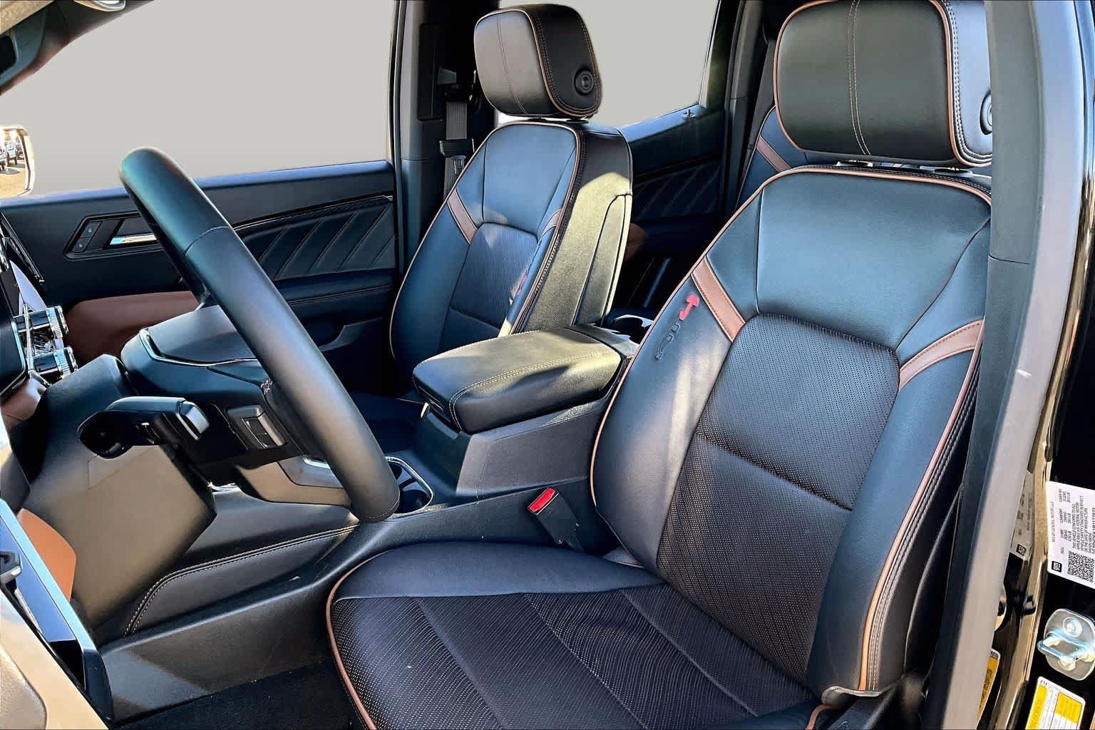 Used 2024 GMC Canyon AT4 w/ AT4 Premium Package AWD/4WD image 7