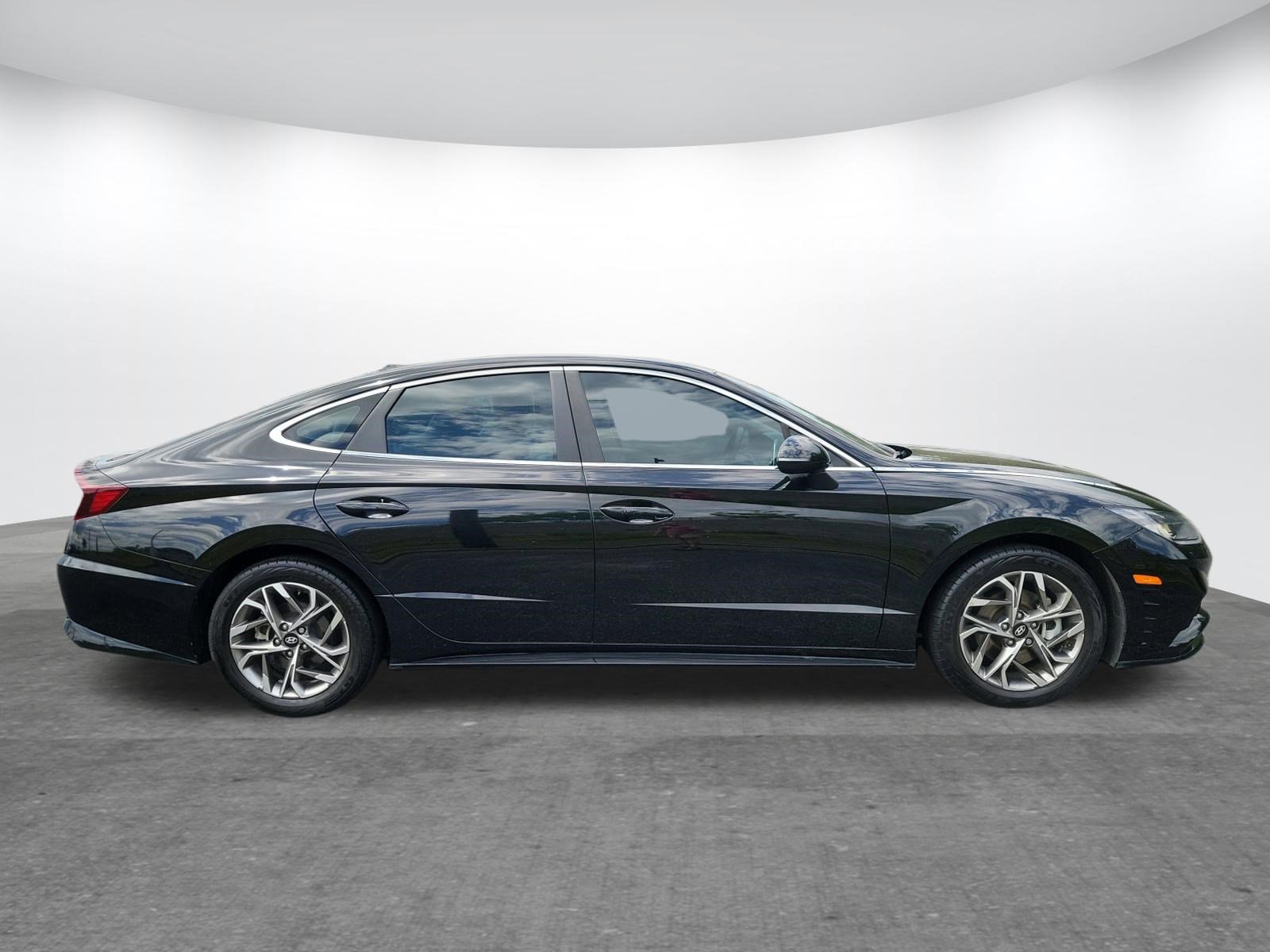 Used 2021 Hyundai Sonata SEL w/ Preferred Accessory Package FWD image 2