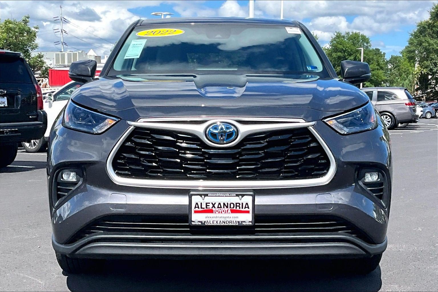 Used 2022 Toyota Highlander LE AWD/4WD image 3