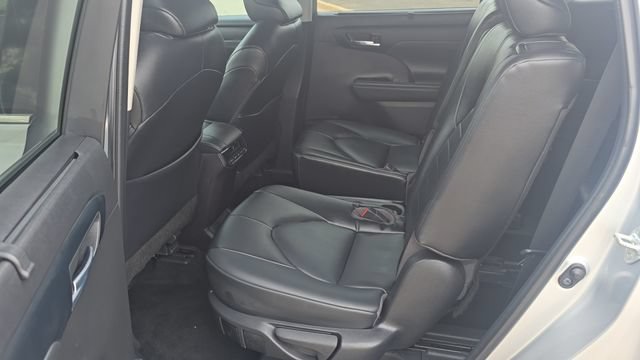 Used 2022 Toyota Highlander XLE FWD image 18
