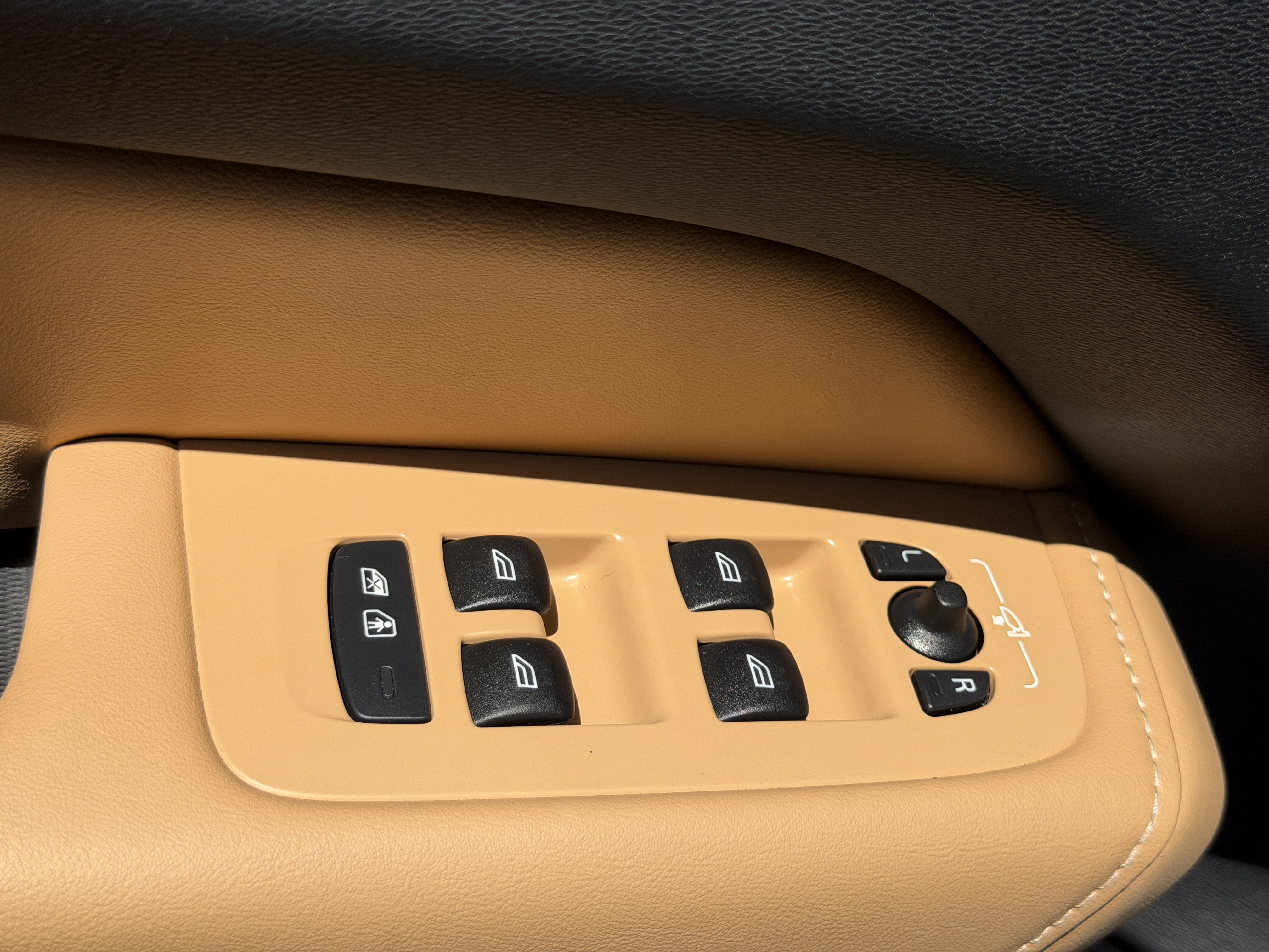 Certified 2023 Volvo XC60 B5 Ultimate FWD image 18