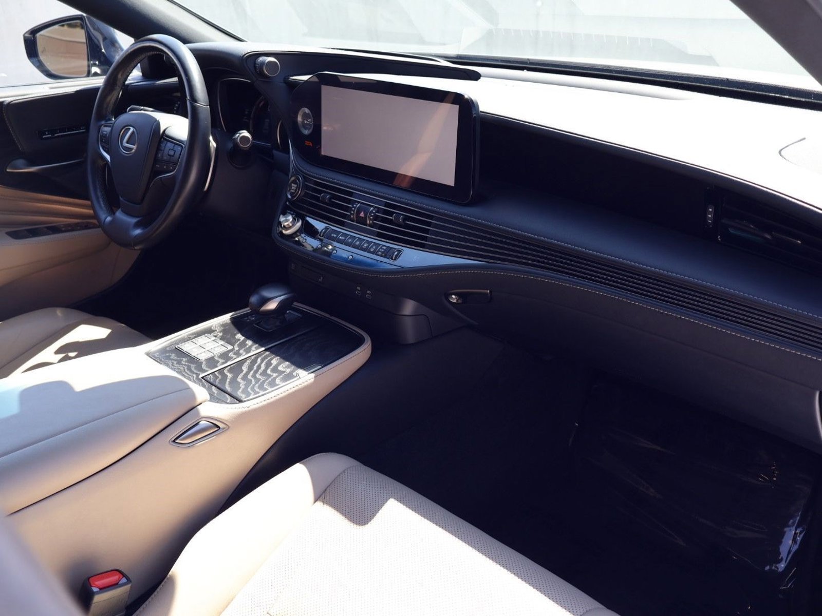 Used 2023 Lexus LS 500 w/ Accessory Package (Z2) RWD image 24