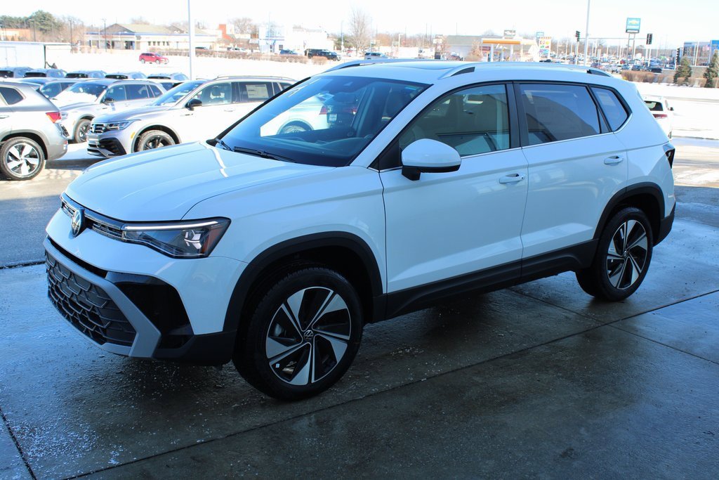 Certified 2025 Volkswagen Taos SE image 3