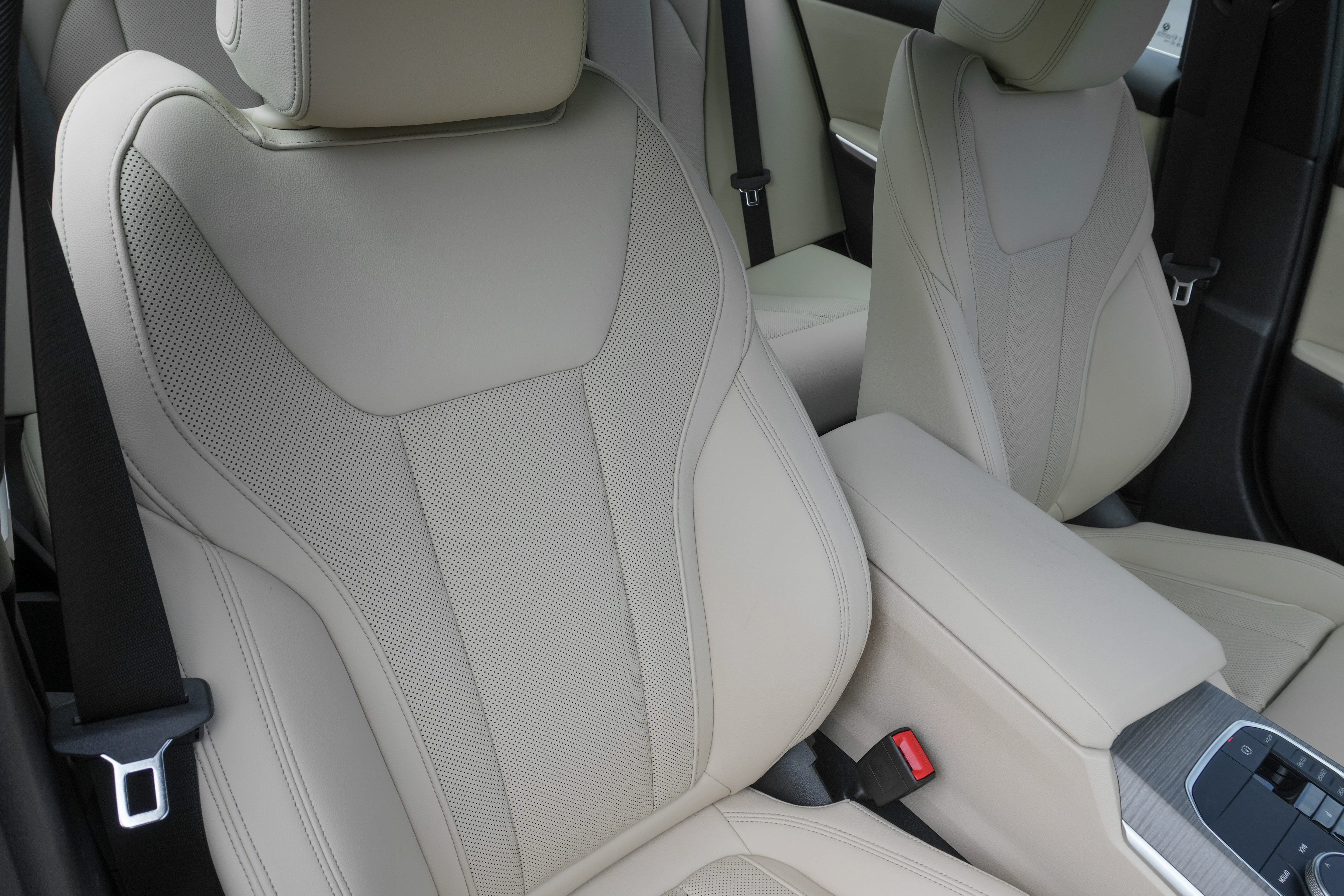 Certified 2025 BMW 330i Sedan RWD image 13