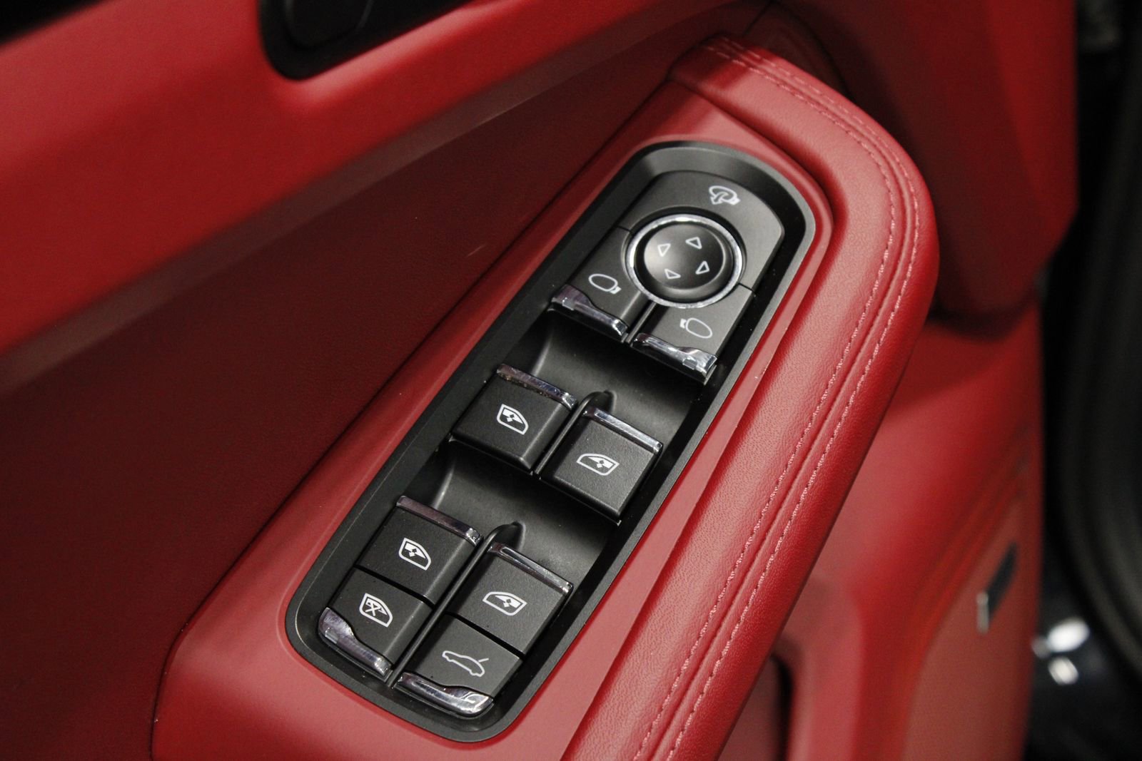 Certified 2025 Porsche Macan S AWD/4WD image 23
