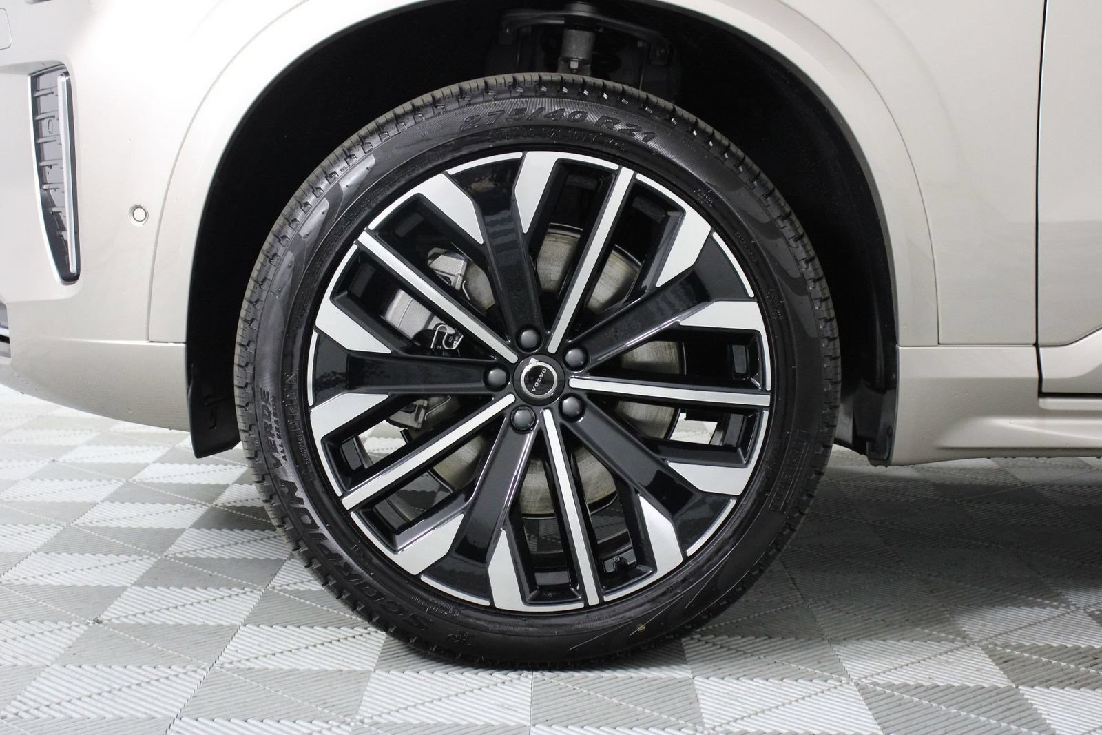 New 2026 Volvo XC90 T8 Plus w/ Protection Package Premier AWD/4WD image 13