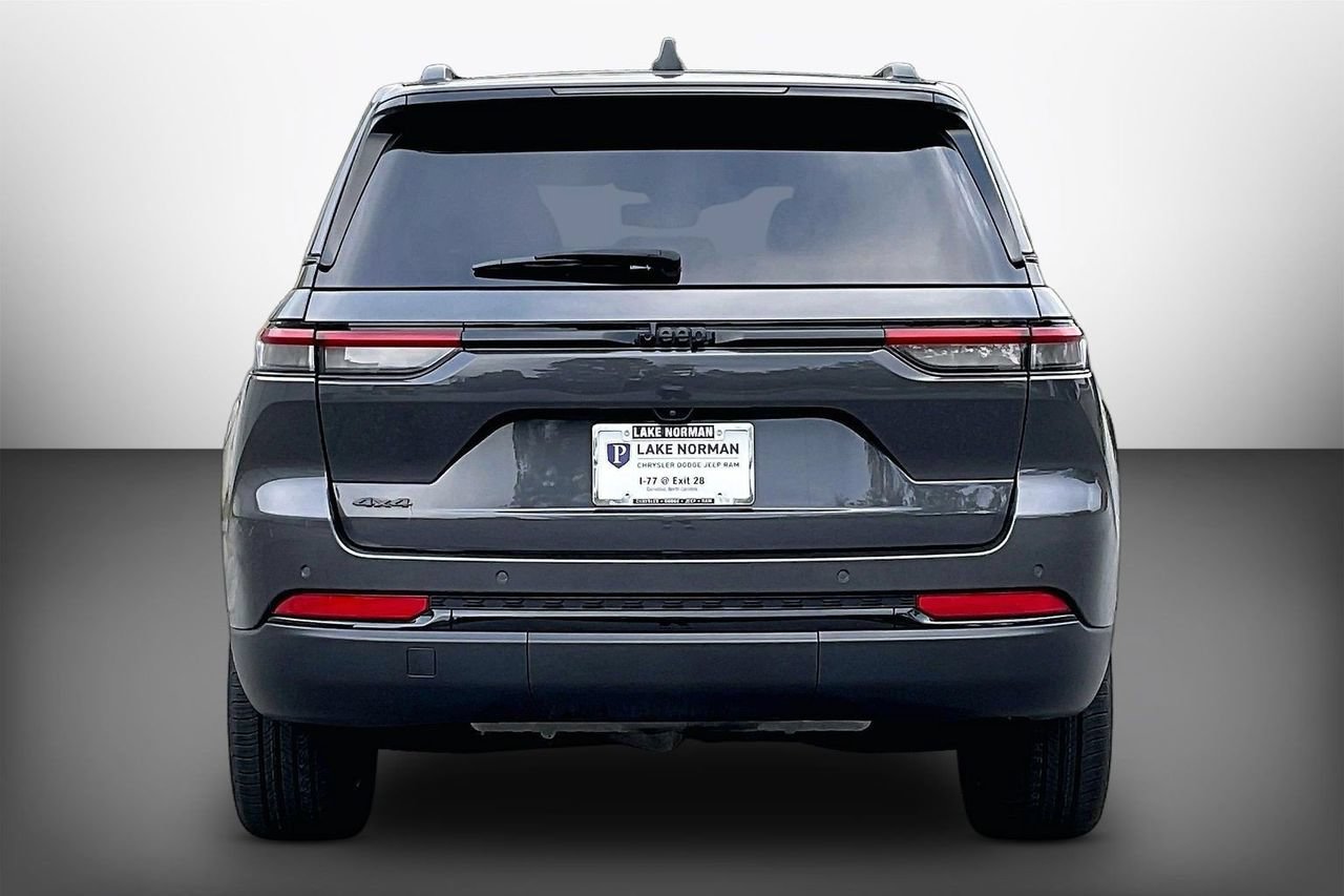 Used 2023 Jeep Grand Cherokee Altitude AWD/4WD image 7