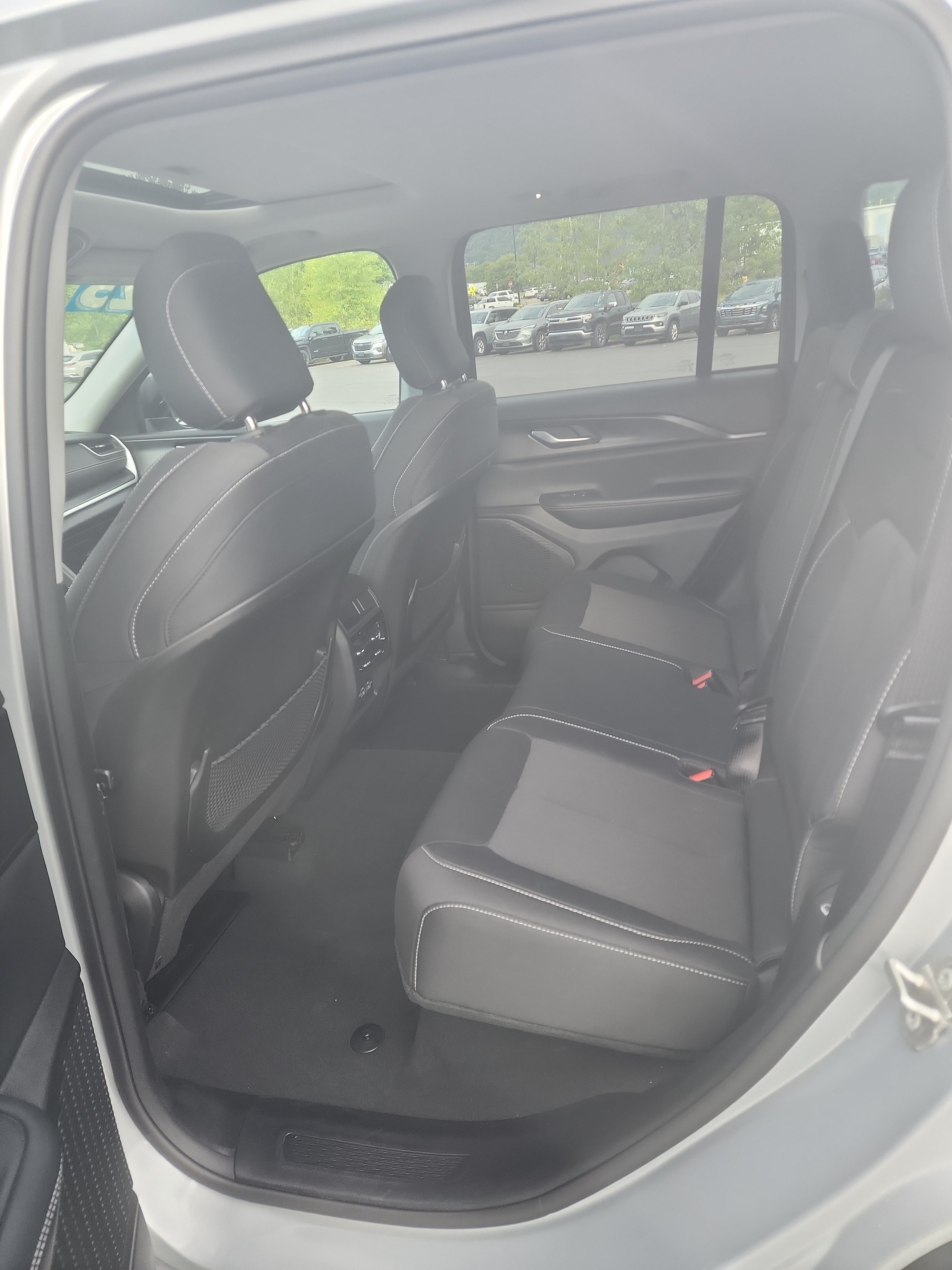Used 2023 Jeep Grand Cherokee Laredo w/ Luxury Tech Group I AWD/4WD image 10